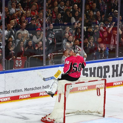Der Hudacek-Zirkus in der LanxessArena: Der neue Haie-Torwart feiert mit den Zuschauern.