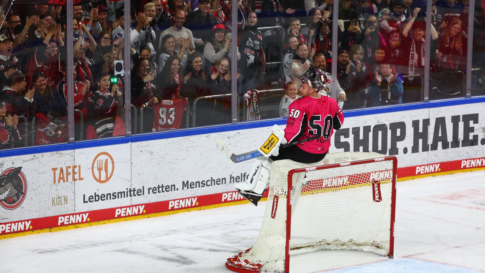 Der Hudacek-Zirkus in der LanxessArena: Der neue Haie-Torwart feiert mit den Zuschauern.