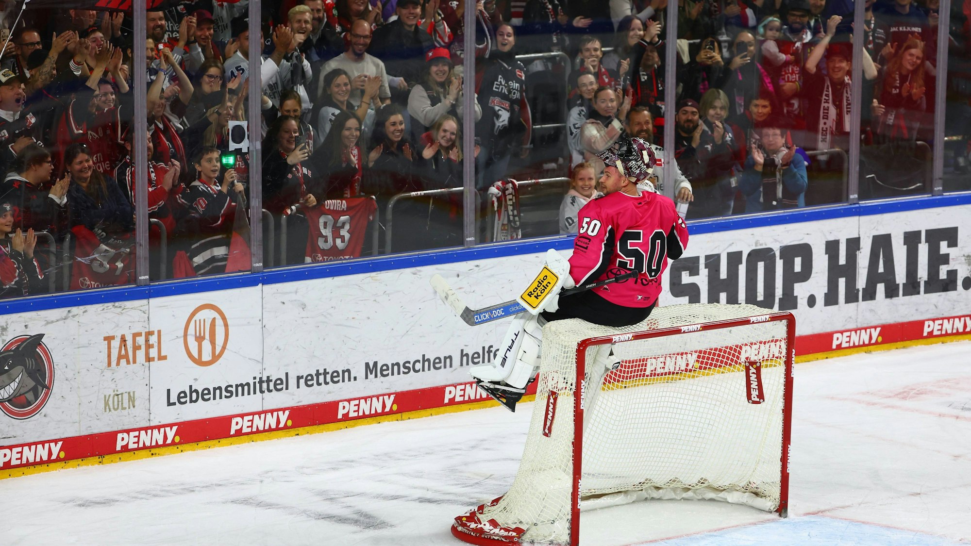 Der Hudacek-Zirkus in der LanxessArena: Der neue Haie-Torwart feiert mit den Zuschauern.