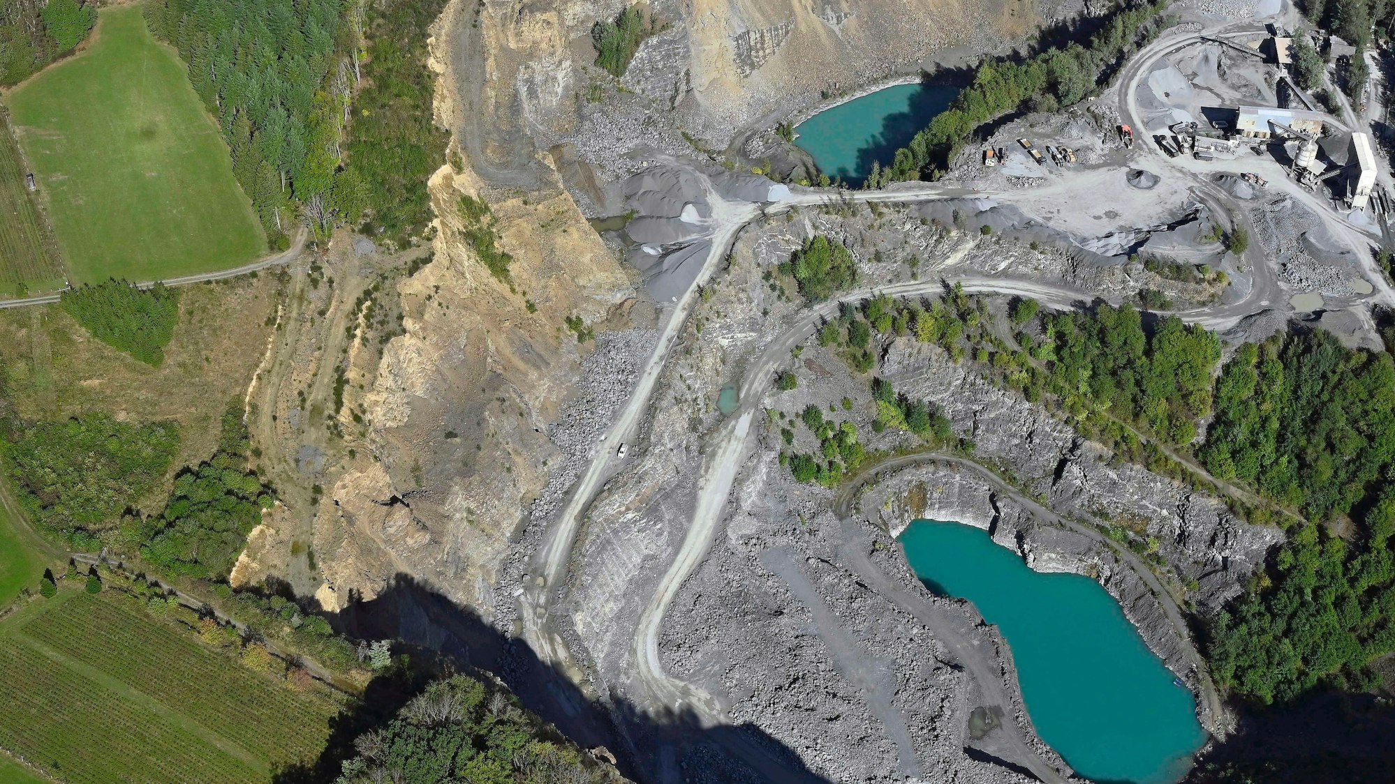 Luftbild von einem Steinbruch.