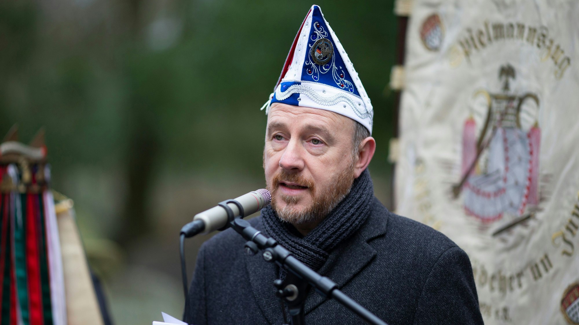 Der Präsident der Kölsche Kippa Köpp, Aaron Knappstein, auf dem jüdischen Friedhof in Bocklemünd.