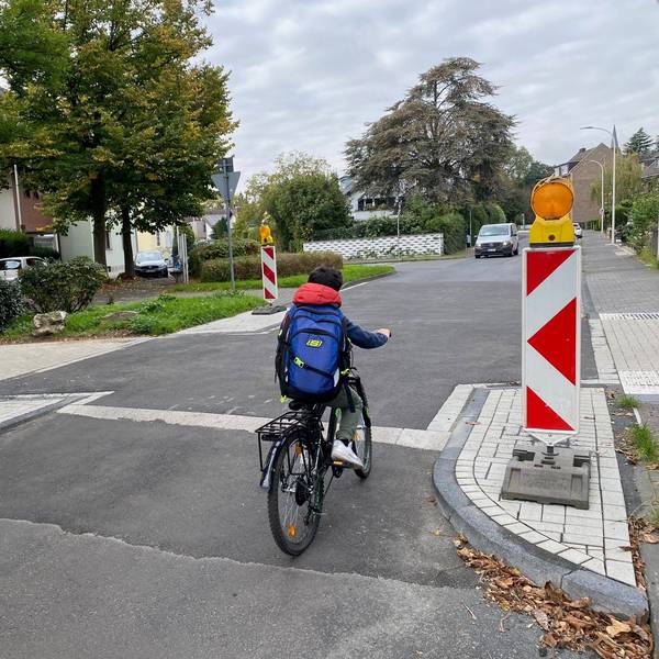 Zu sehen ist die Querung des Radwegs am Mühlenbach.