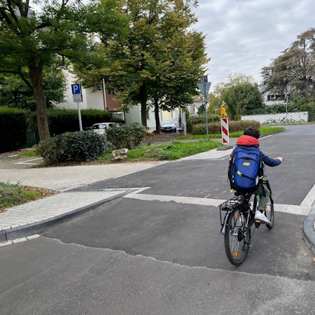 Zu sehen ist die Querung des Radwegs am Mühlenbach.