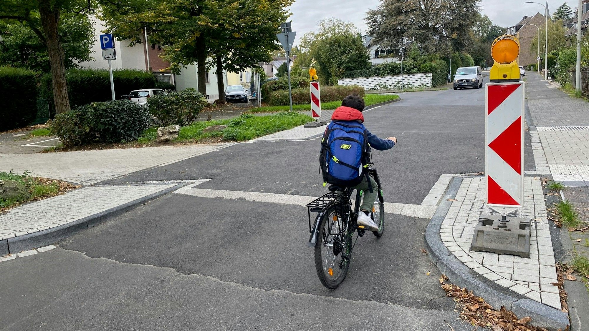 Zu sehen ist die Querung des Radwegs am Mühlenbach.