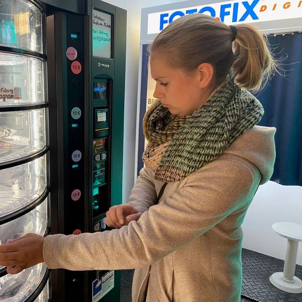 Zu sehen ist Mareike Thelen, die den Automaten bedient.