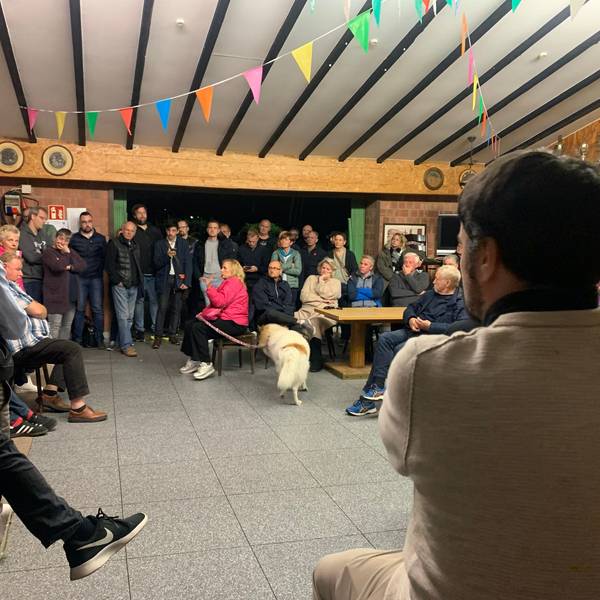Auf dem Foto sind Teilnehmer eines Treffens zu sehen, bei dem es um eine geplante Zentrale Unterbringungseinrichtung für Geflüchtete ging.