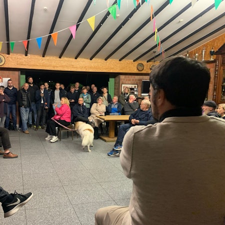 Auf dem Foto sind Teilnehmer eines Treffens zu sehen, bei dem es um eine geplante Zentrale Unterbringungseinrichtung für Geflüchtete ging.