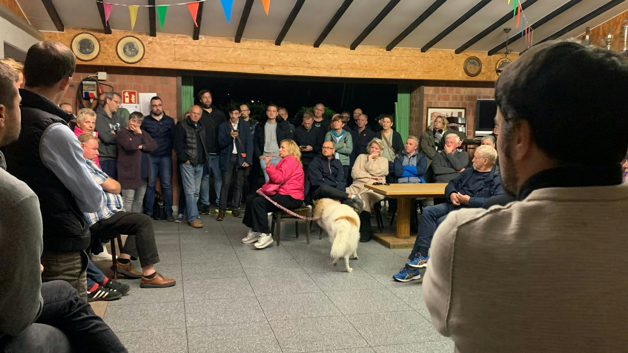 Auf dem Foto sind Teilnehmer eines Treffens zu sehen, bei dem es um eine geplante Zentrale Unterbringungseinrichtung für Geflüchtete ging.