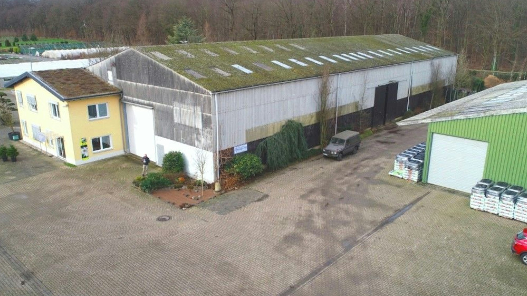 Auf dem Gelände sind mehrere Aufbauten, Hallen und Remisen sowie Verwaltungsgebäude vorhanden, die teilweise für die ZUE genutzt werden können.