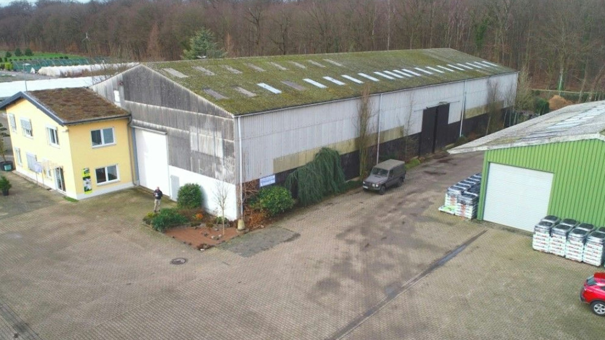 Zu sehen ist ein Gelände, auf dem mehrere Hallen stehen.