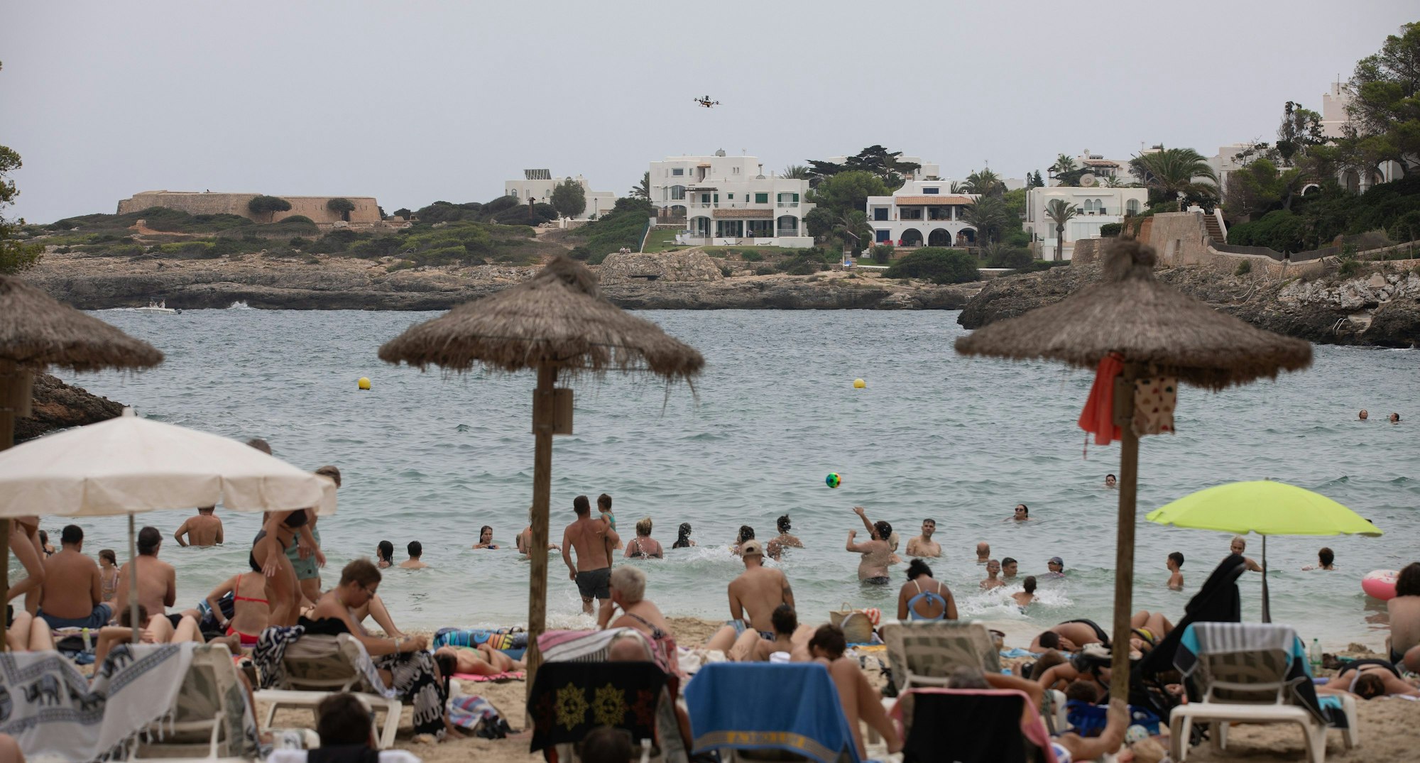 ARCHIV - 01.09.2024, Spanien, Santanyi: Eine Sicherheits- und Überwachungsdrohne ist vom Strand Cala Petita aus über der Küste von Cala d'Or auf Mallorca zu sehen.