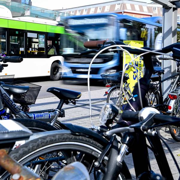 Das Bild zeigt einen abfahrenden Bus am Euskirchener Bahnhof. Im Vordergrund stehen einige Fahrräder.