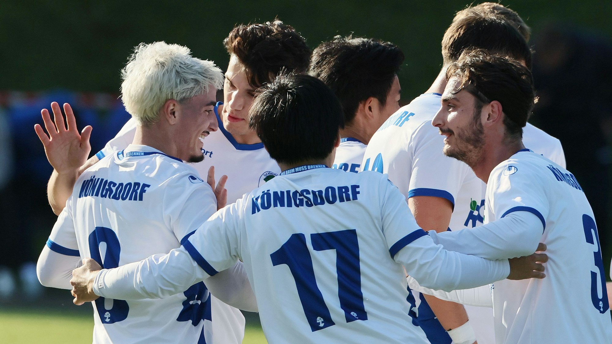 Die Spieler von BW Königsdorf jubelten nach dem Tor zum 1:0 durch Salvatore Davide Giambra. Und auch nach 120 Minuten hatten sie Grund zur Freude.