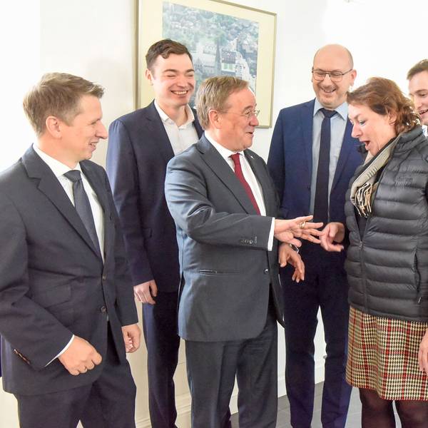 Armin Laschet mit der Vorsitzenden der Landschaftsversammlung Rheinland, Anne Henk-Hollstein und weiteren Gästen der Feier zum Tag der deutschen Einheit in der Abtei Brauweiler.