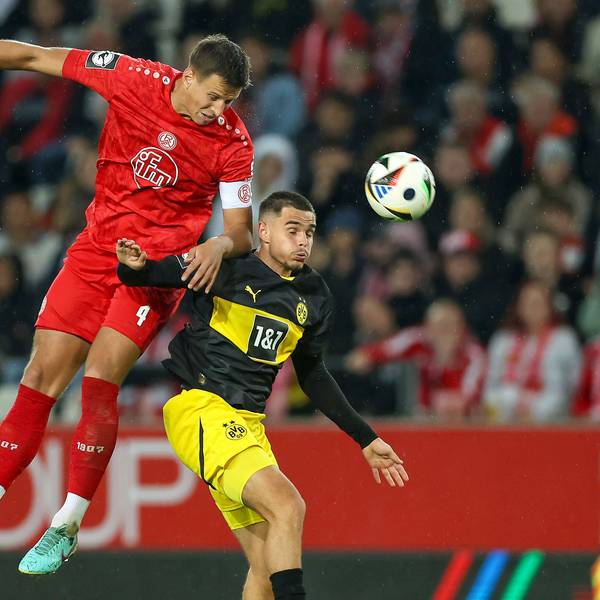 Sport Bilder des Tages Fußball, 3. Liga, Rot-Weiss Essen - Borussia Dortmund II 25.09.2024, Essen, Fußball, Rot-Weiss Essen Borussia Dortmund II U23, bwin 3. Liga Herren, Stadion an der Hafenstraße, 7. Spieltag Saison 2024 2025: Michael Schultz RWE 4 gegen Baran Mogultay BVB II 2 DFB regulations prohibit any use of photographs as image sequences and or quasi-video. Nordrhein-Westfalen Deutschland *** 25 09 2024, Essen, Football, Rot Weiss Essen Borussia Dortmund II U23 , bwin 3 Liga Herren, Stadion an der Hafenstraße, 7 Spieltag Saison 2024 2025 Michael Schultz RWE 4 vs Baran Mogultay BVB II 2 DFB regulations prohibit any use of photographs as image sequences and or quasi video Nordrhein Westfalen Germany