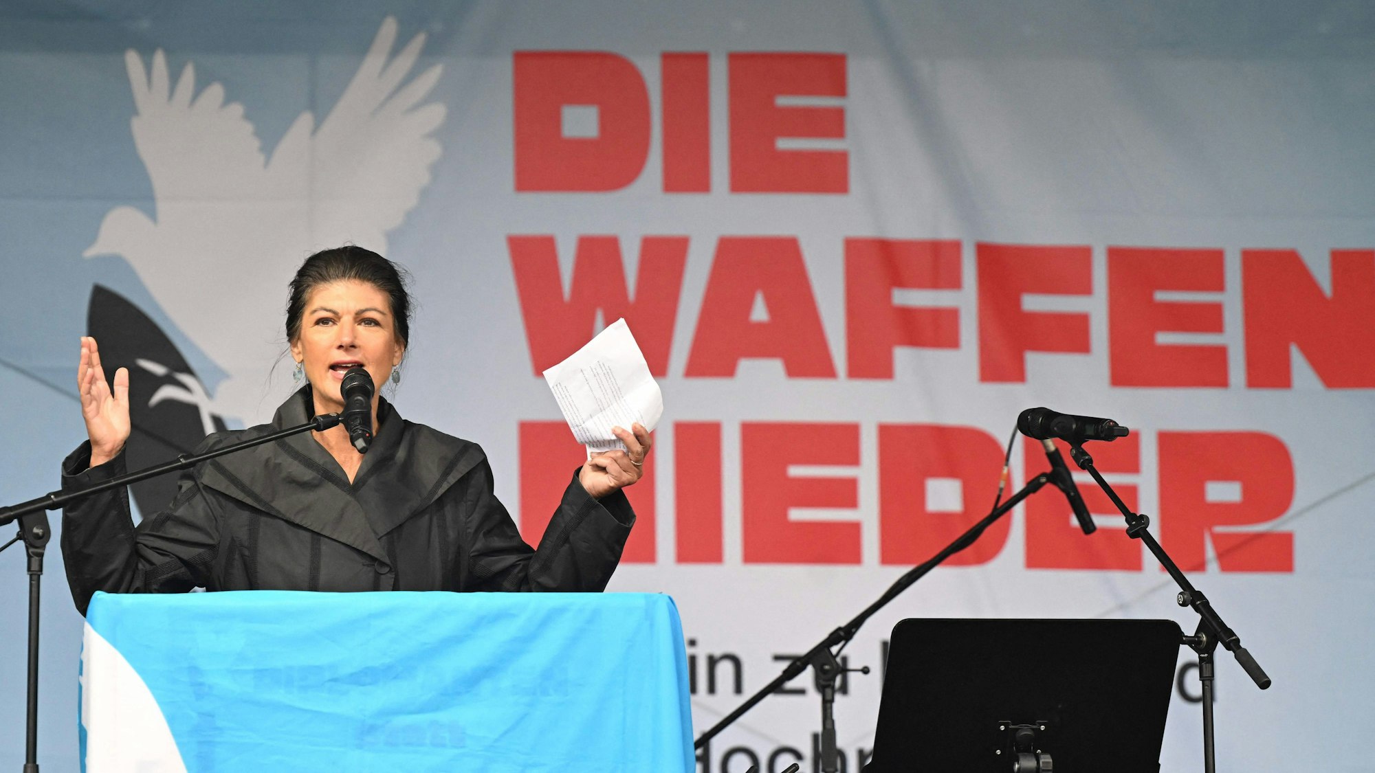 Sahra Wagenknecht bei ihrem Auftritt in Berlin. Die BSW-Chefin wünschte Kritiker an die Front und nannte Annalena Baerbock ein „Sicherheitsrisiko“.