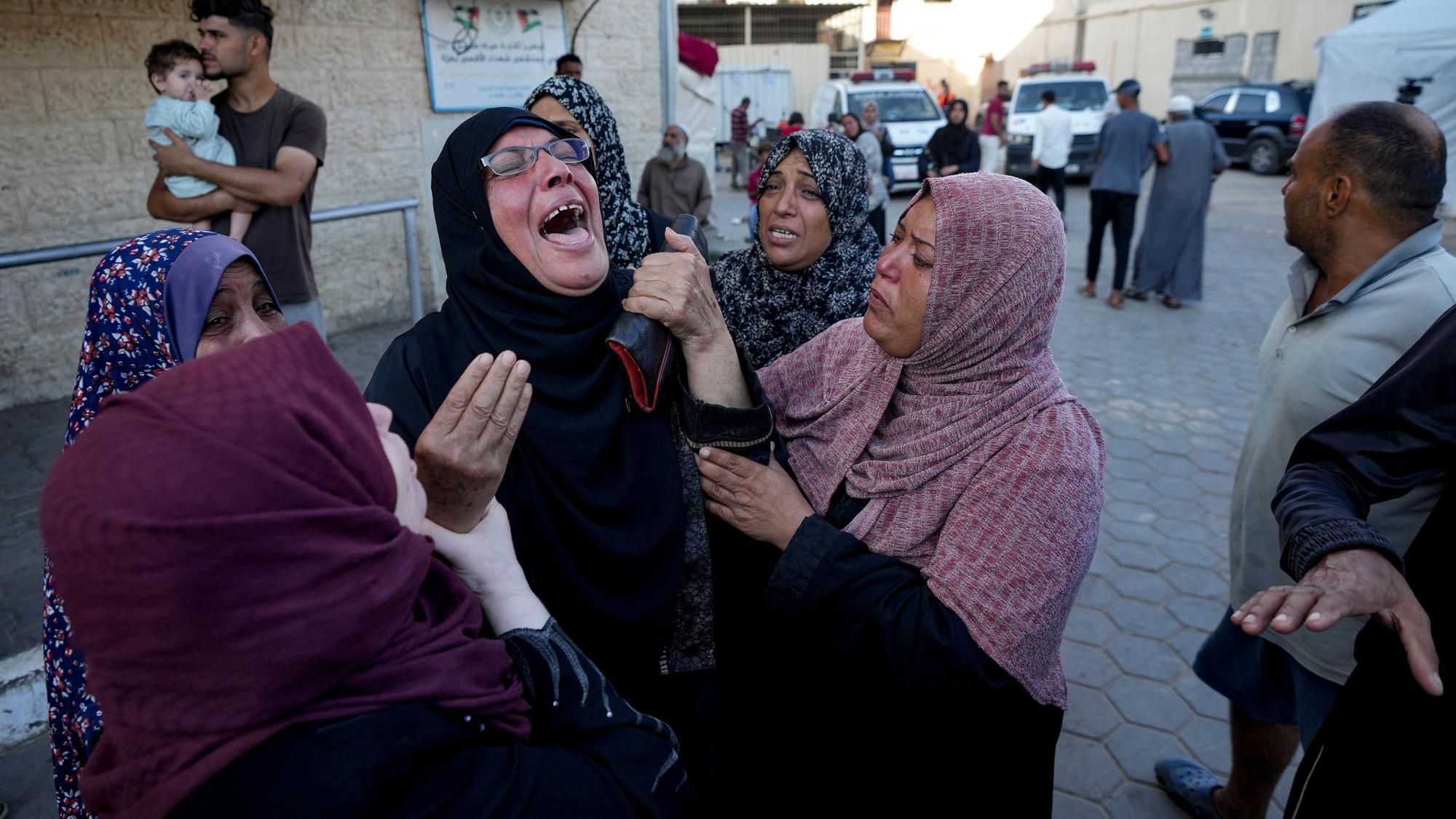 02.10.2024, Palästinensische Gebiete, Deir el-Balah: Palästinenser trauern um Angehörige, die bei der israelischen Bombardierung des Gazastreifens getötet wurden, in einer Leichenhalle eines Krankenhauses in Deir al-Balah.