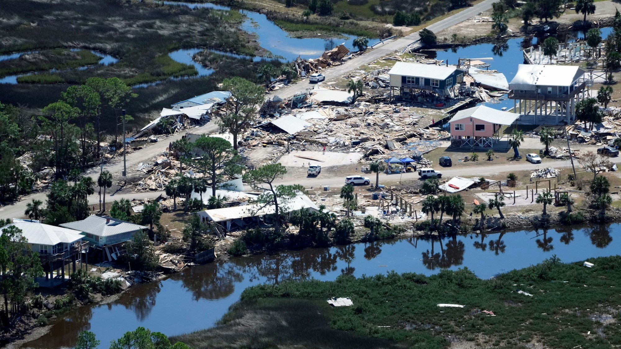 US-Präsident Joe Biden fliegt mit seinem Hubschrauber mit dem Rufzeichen Marine One über die von Hurrikan „Helene“ betroffenen Gebiete.