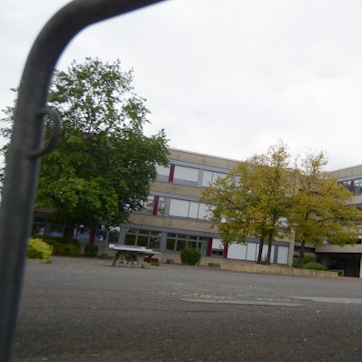 Blick auf Schulhof und Gebäude des Emil-Fischer-Gymnasiums in Euskirchen.