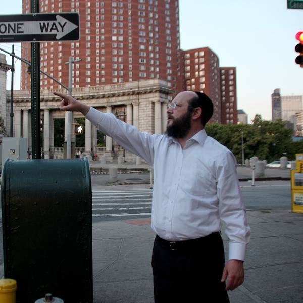 Mit bloßem Auge kaum auszumachen: Rabbiner Moshe Tauber zeigt mitten in Manhattan auf den Eruv, der in mehreren Metern Höhe verläuft.