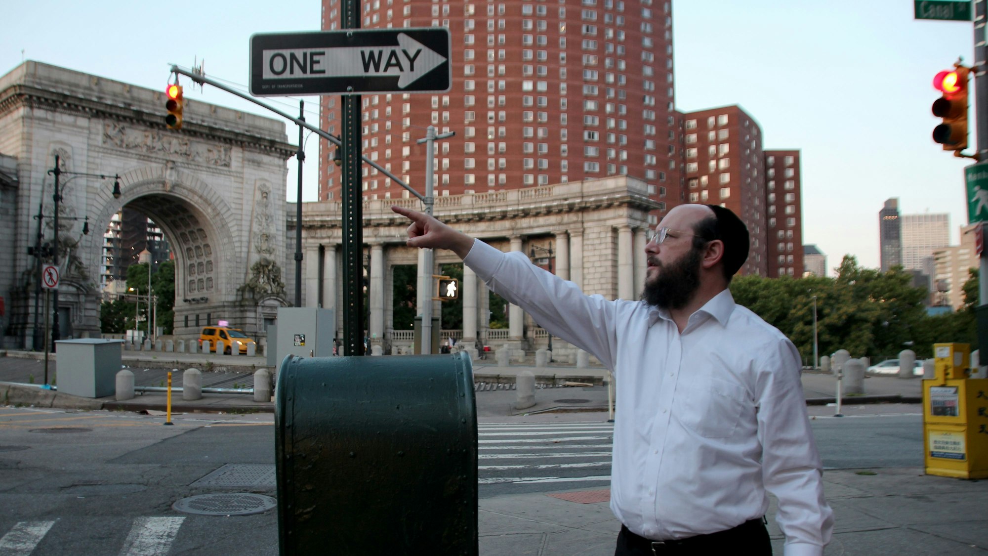 Mit bloßem Auge kaum auszumachen: Rabbiner Moshe Tauber zeigt mitten in Manhattan auf den Eruv, der in mehreren Metern Höhe verläuft.