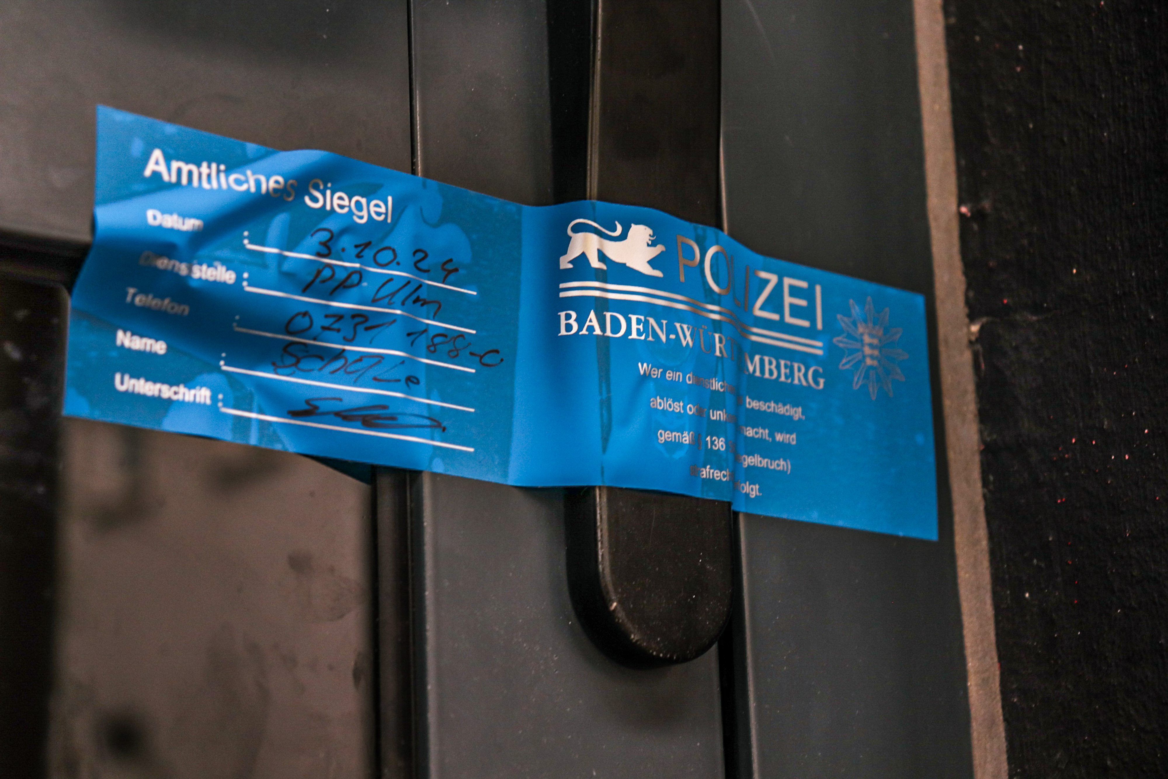 Ein Siegel der Polizei klebt am Eingang zu einer Bar in Göppingen.