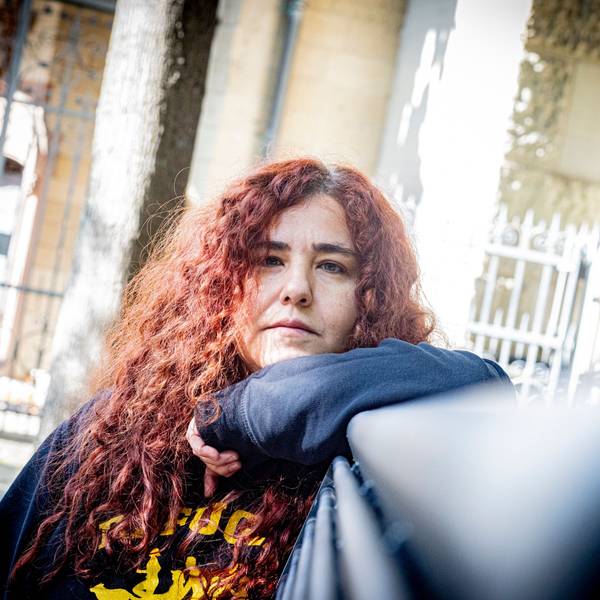 Zeynep Karaosman lehnt an einer Bank