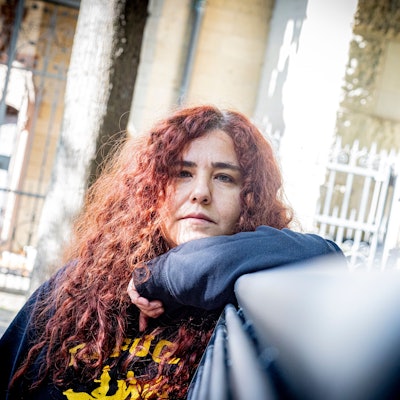 Zeynep Karaosman lehnt an einer Bank