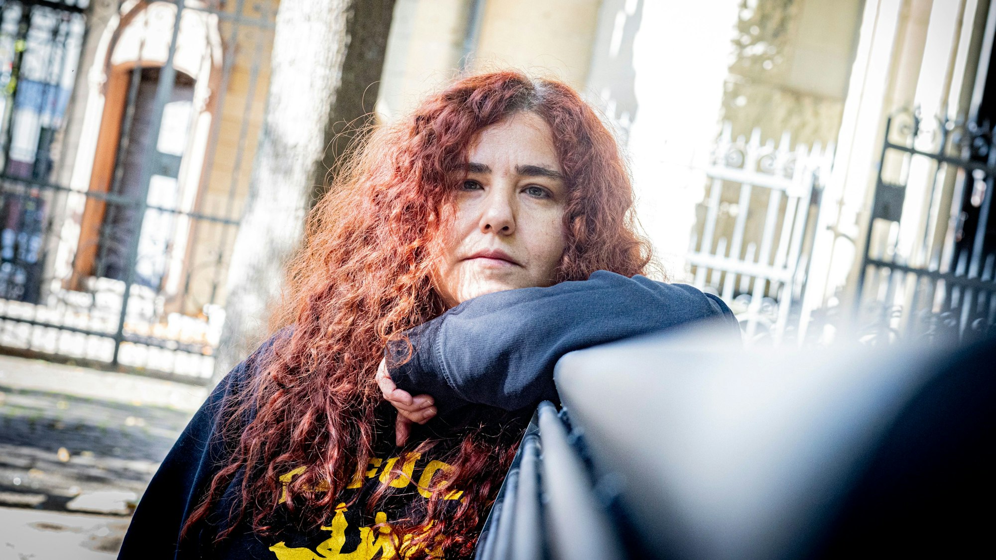 Zeynep Karaosman lehnt an einer Bank