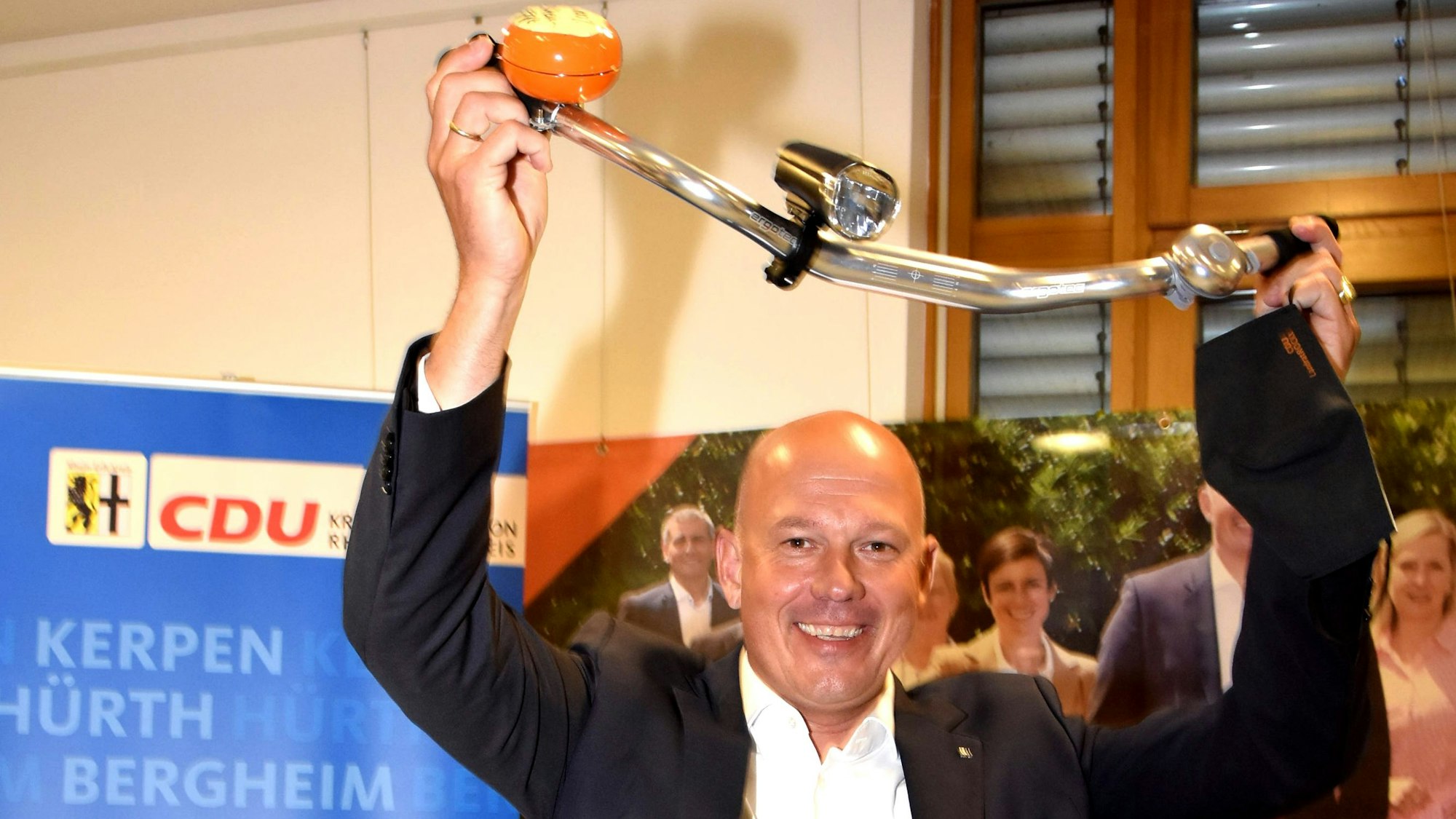 Auf dem Foto ist der CDU-Politiker Frank Rock nach seiner Wahl zum Landrat 2020 zu sehen.