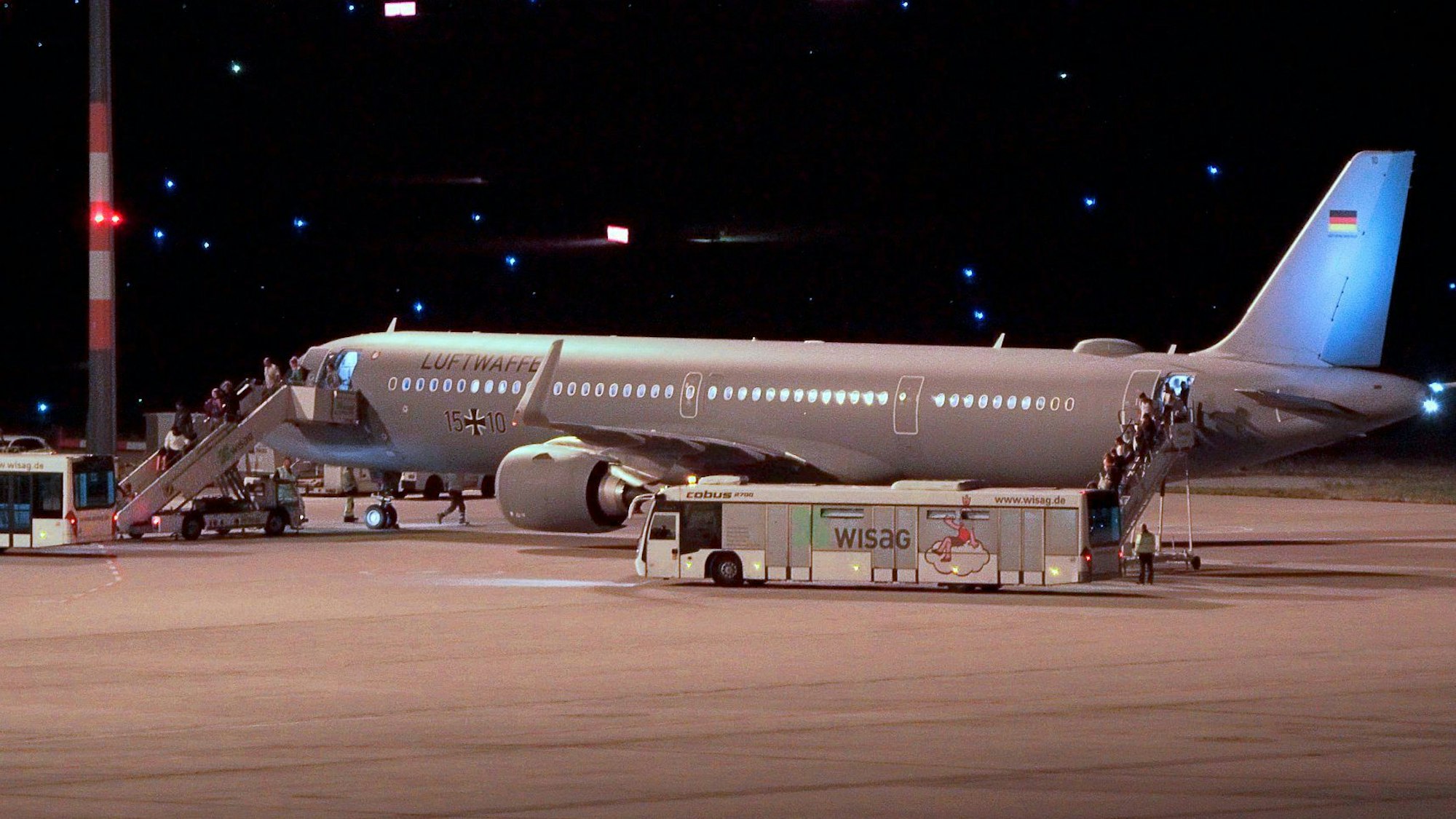Passagiere verlassen eine Bundeswehr-Maschine nach der Landung auf dem Hauptstadtflughafen BER.