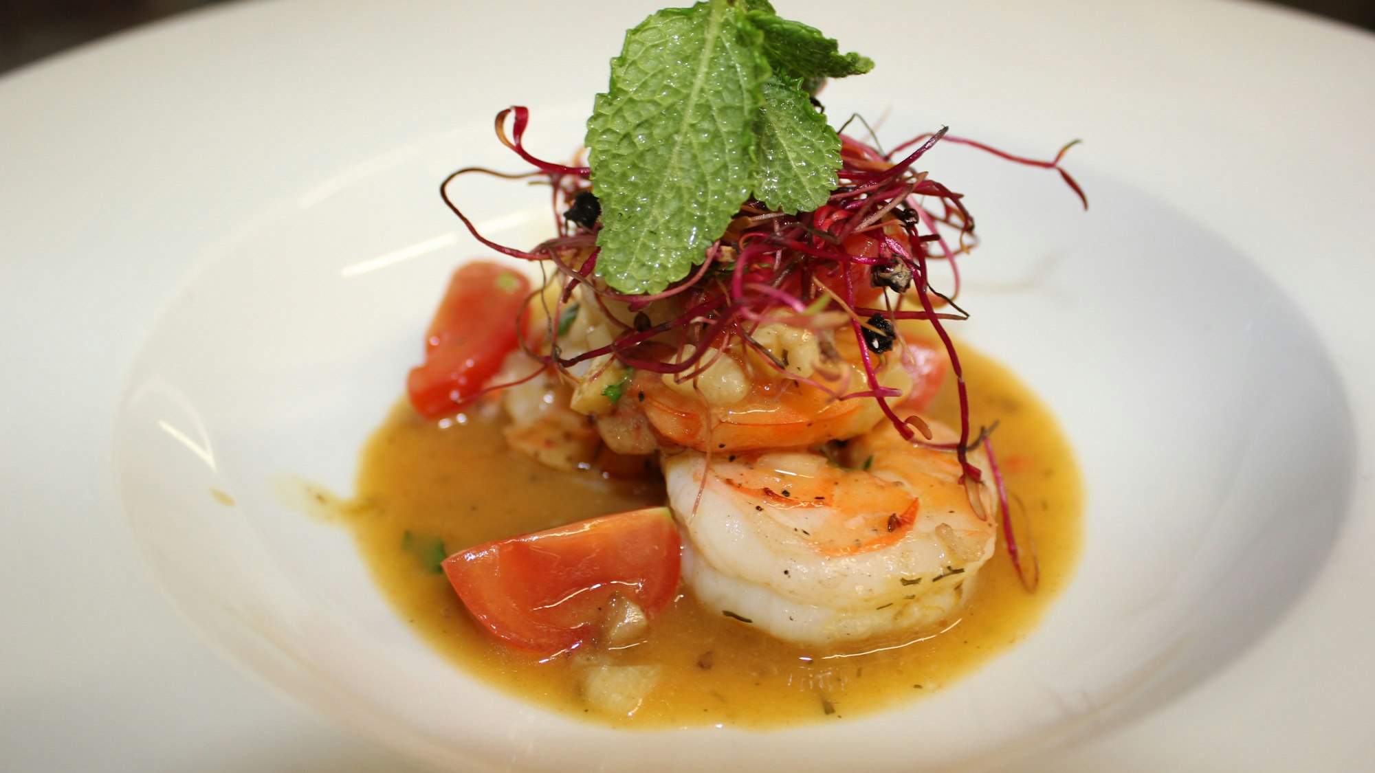 Drei Gambas in Knoblauchöl gebraten mit Kirschtomaten, Kräutern und Chili aus der WeinGalerie Pulheim