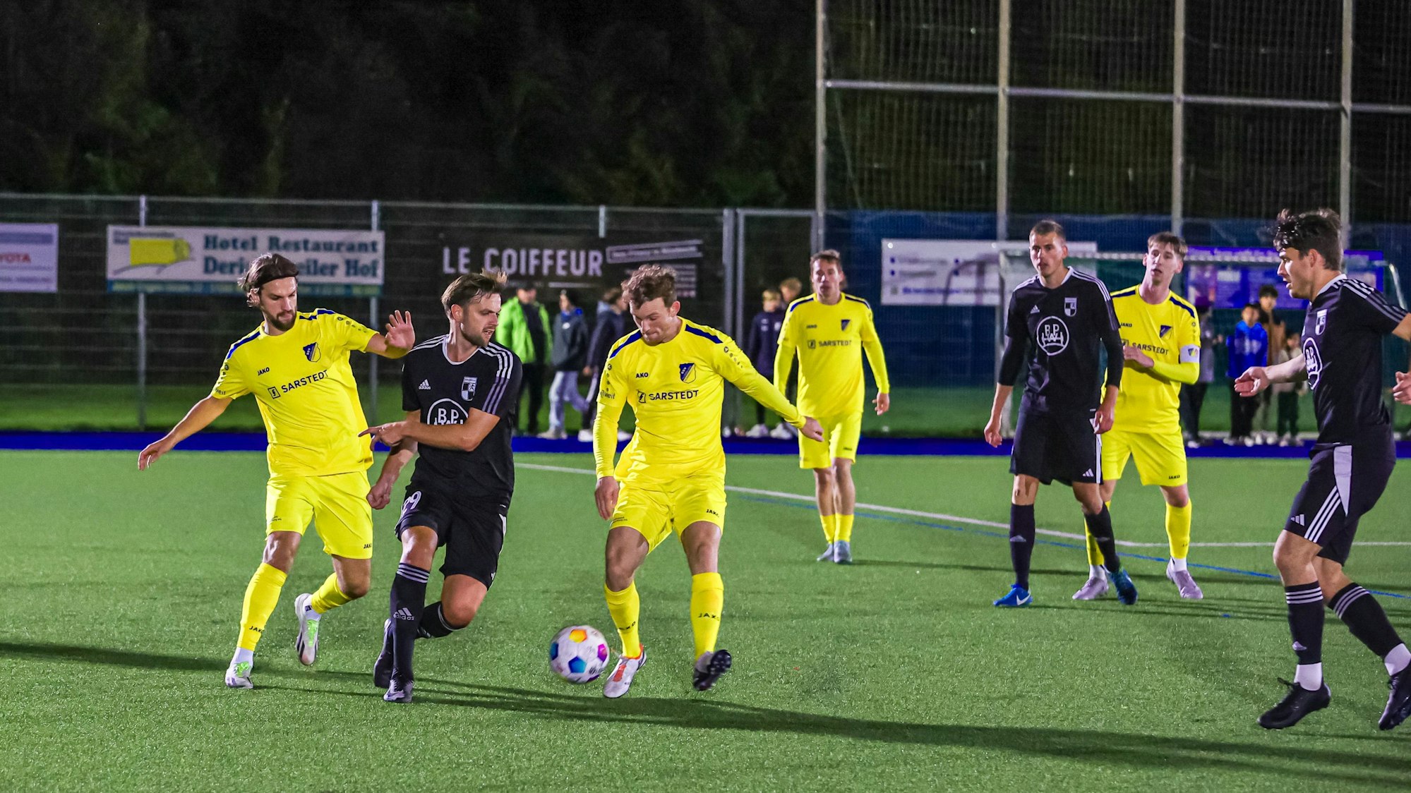 Eine Spielsituation auf dem Fußballplatz zwischen den Mannschaften der Landesliga aus Nümbrecht und Wiehl.