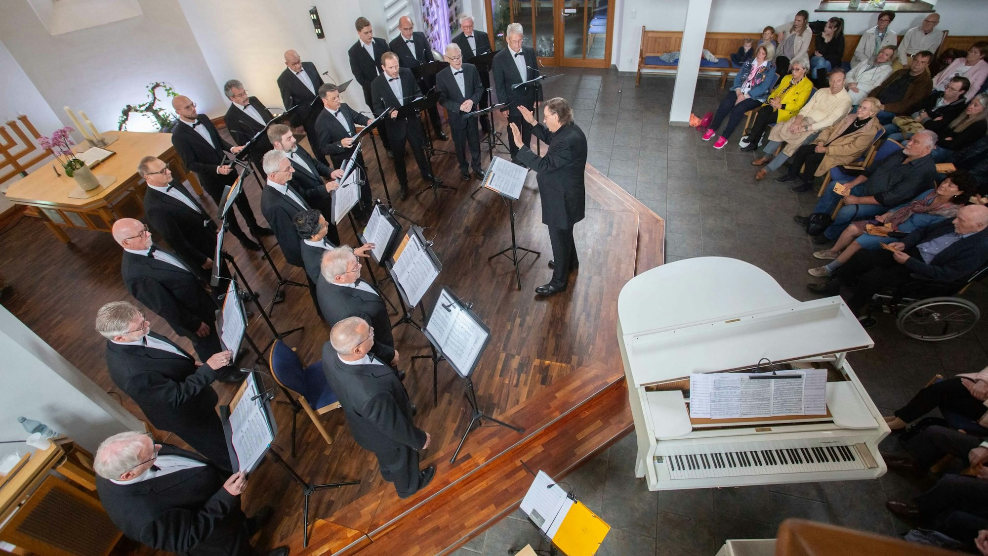 Ein Männerchor beim Auftritt in einer Kirche.