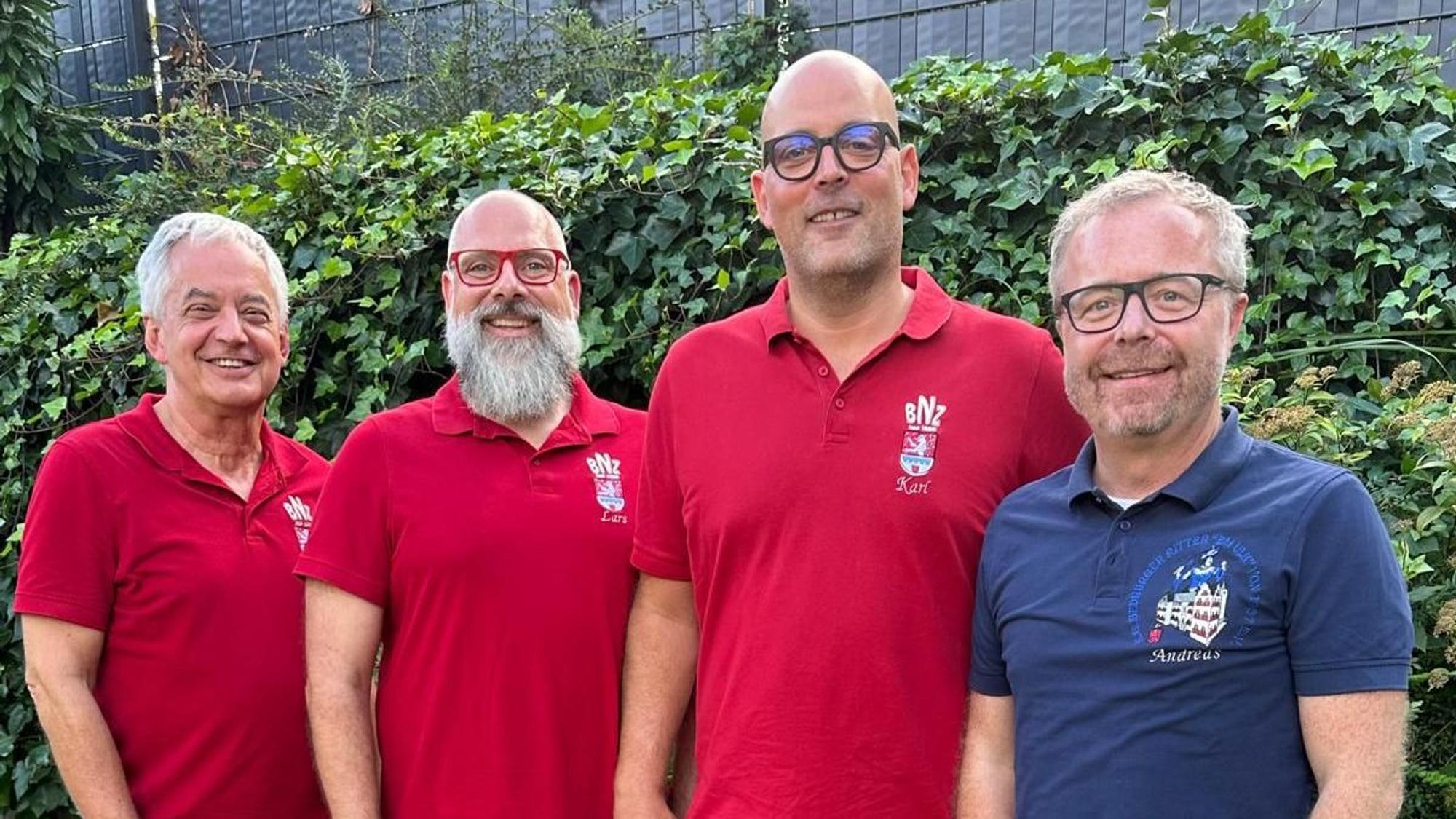 Prinzenführer Wolfgang Moll führt das noch zu proklamierende Bedburger Dreigestirn mit Bauer Lars (Lars Dresen), Prinz Karl I. (Carsten Esser) und Jungfrau Andrea (Andreas Hünten) (v.l.) durch die kommende Session.