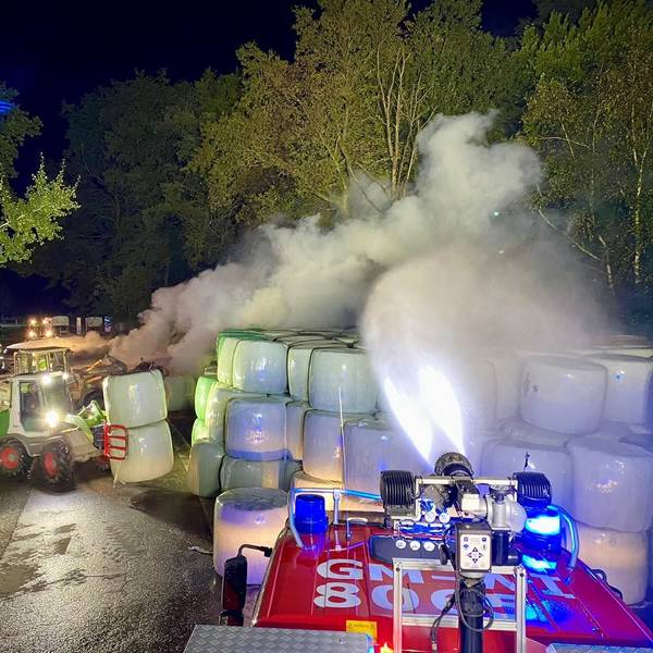 Ein großer Stapel von rund 800 in Folie eingewickelten Siloballen, gelagert unter freiem Himmel, stand größtenteils in Flammen.