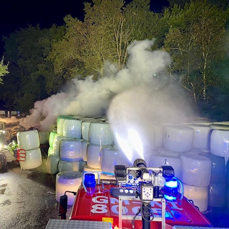 Ein großer Stapel von rund 800 in Folie eingewickelten Siloballen, gelagert unter freiem Himmel, stand größtenteils in Flammen.