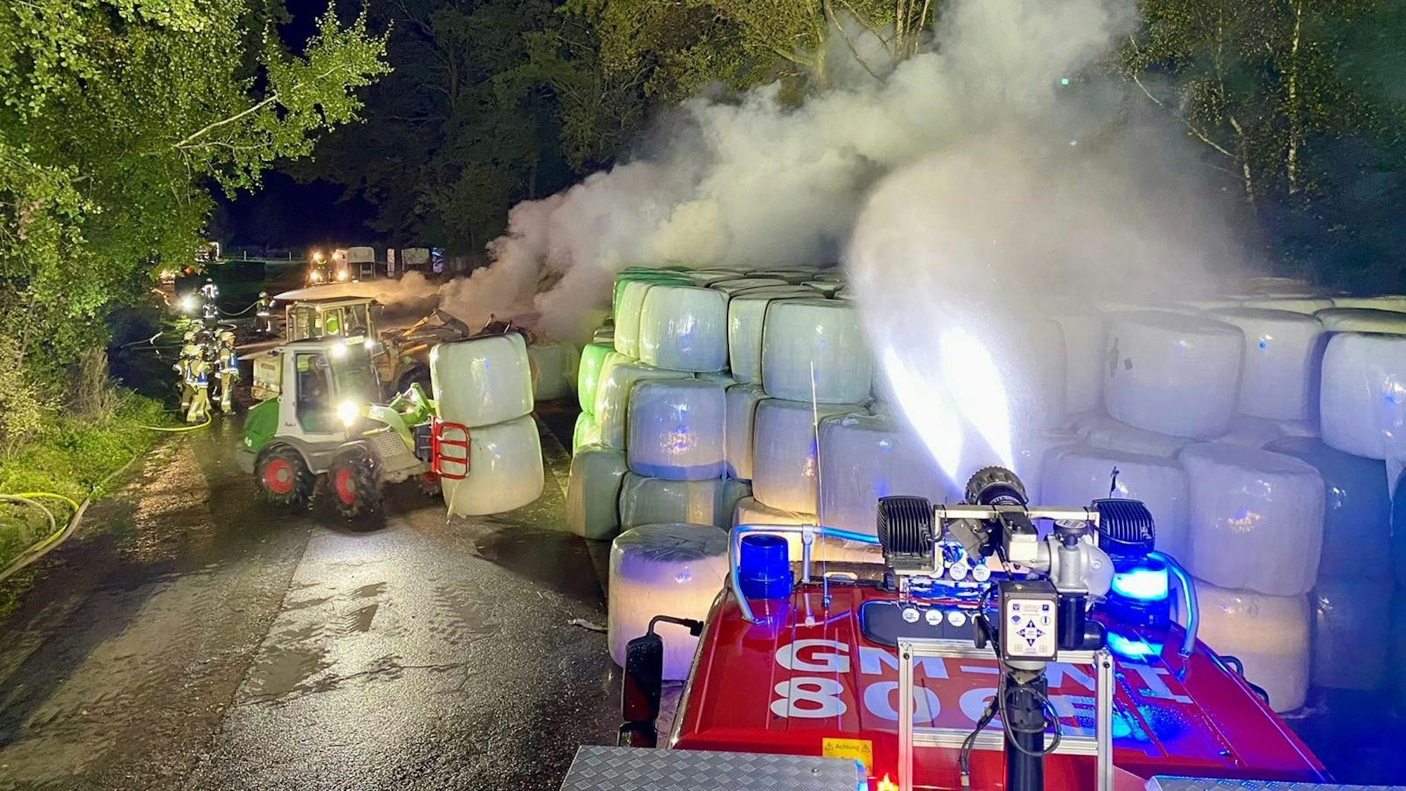Ein großer Stapel von rund 800 in Folie eingewickelten Siloballen, gelagert unter freiem Himmel, stand größtenteils in Flammen.