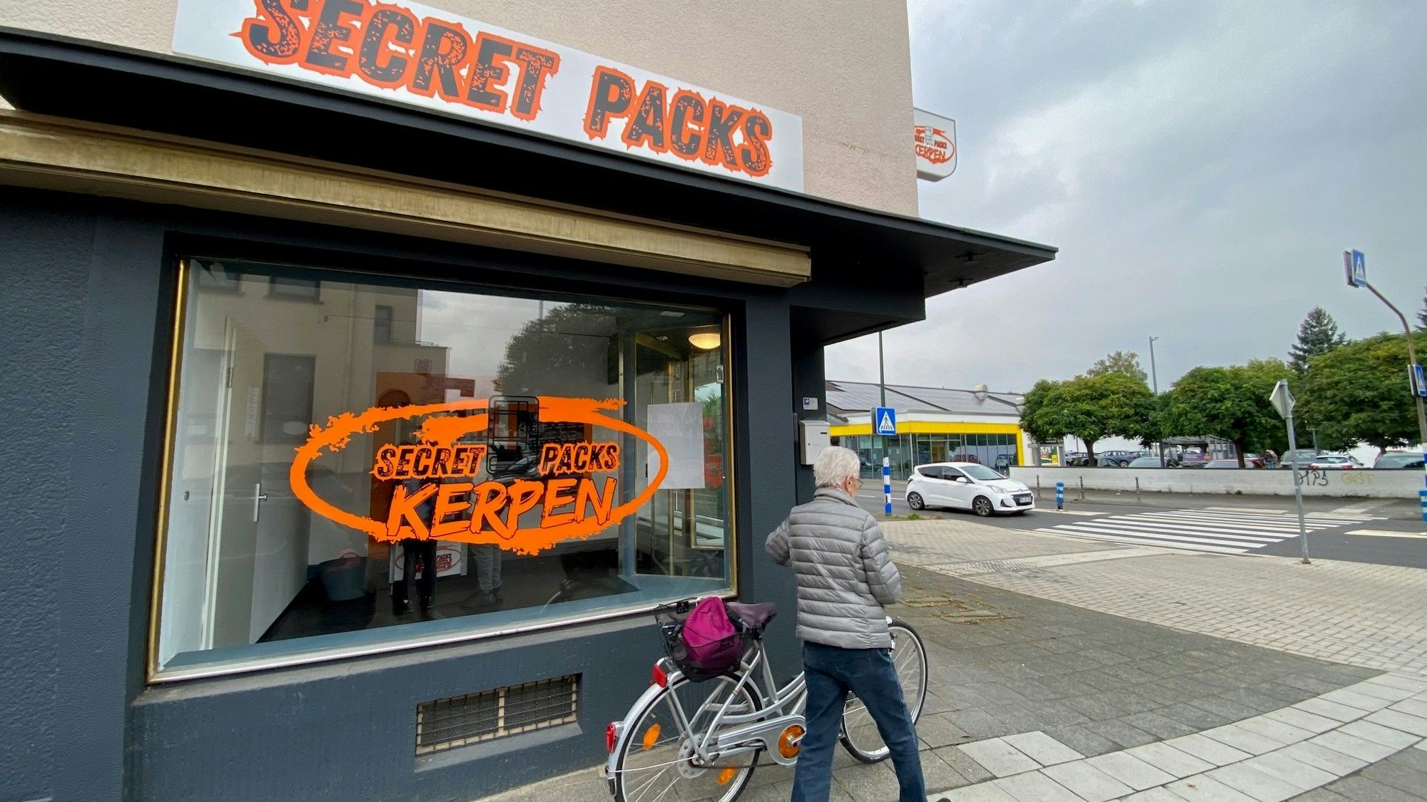 Zu sehen ist ein Geschäftshaus.