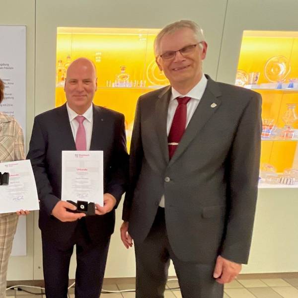 Bürgermeister Ludger Banken (r.) überreichte Silke Josten-Schneider, Martina Koch und Joachim Schneider (v.l.) die Urkunden und Ehrenringe der Stadt Rheinbach.