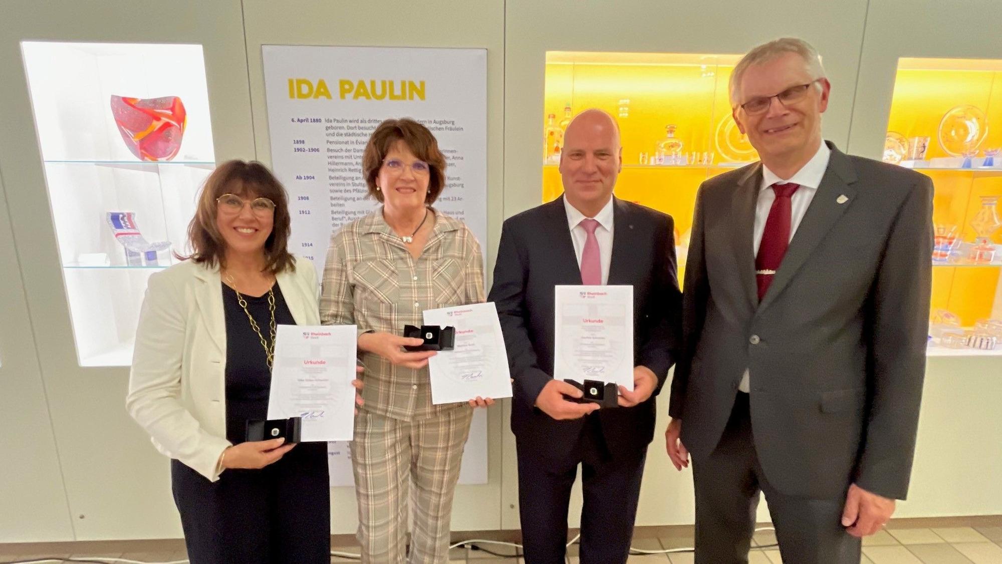 Bürgermeister Ludger Banken (r.) überreichte Silke Josten-Schneider, Martina Koch und Joachim Schneider (v.l.) die Urkunden und Ehrenringe der Stadt Rheinbach.