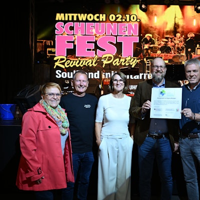 Vor der neuen Bühne in der Alten Drahtzieherei stehen (v.l.) Elke Auras, Klaus Feist, Regina Billstein, Bernhard Fleischer, Herbert Willms, Andreas Bosbach und Céline Zahn.