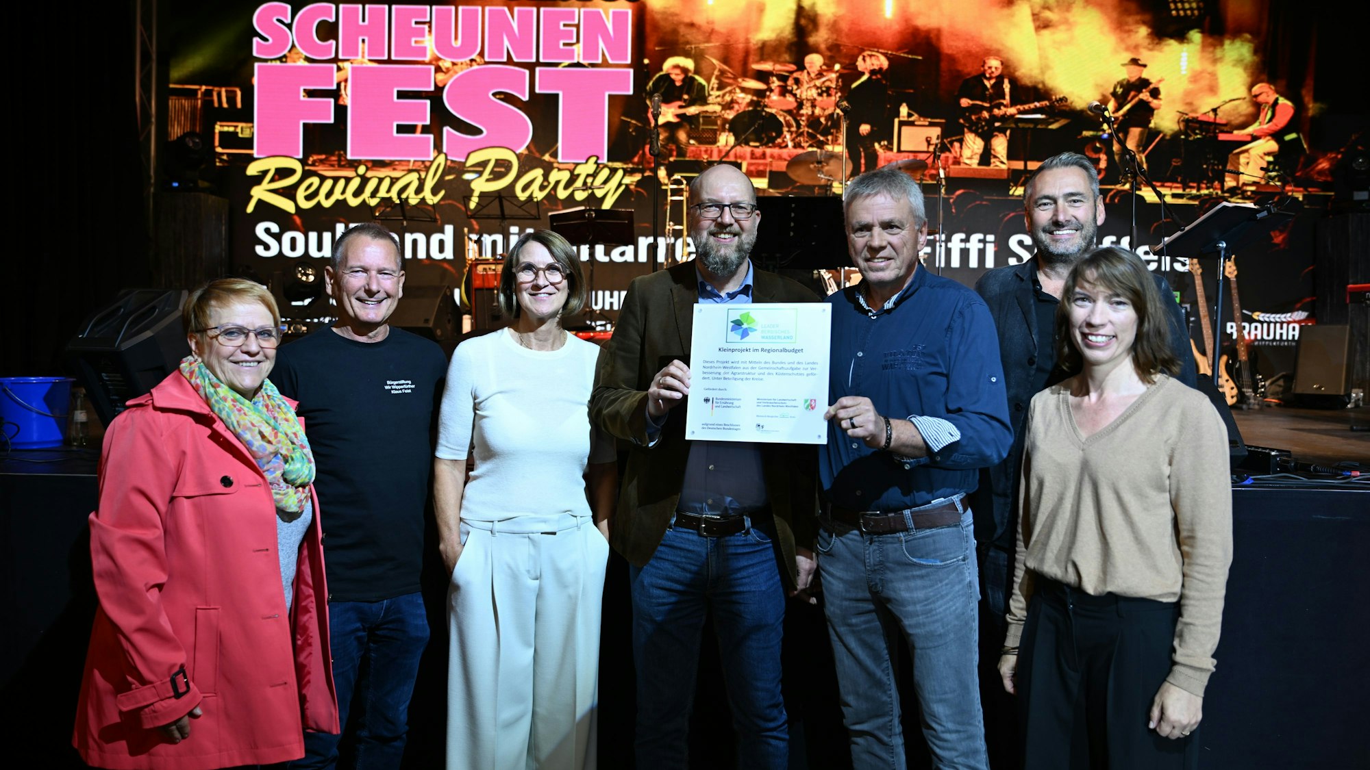 Vor der neuen Bühne in der Alten Drahtzieherei stehen (v.l.) Elke Auras, Klaus Feist, Regina Billstein, Bernhard Fleischer, Herbert Willms, Andreas Bosbach und Céline Zahn.