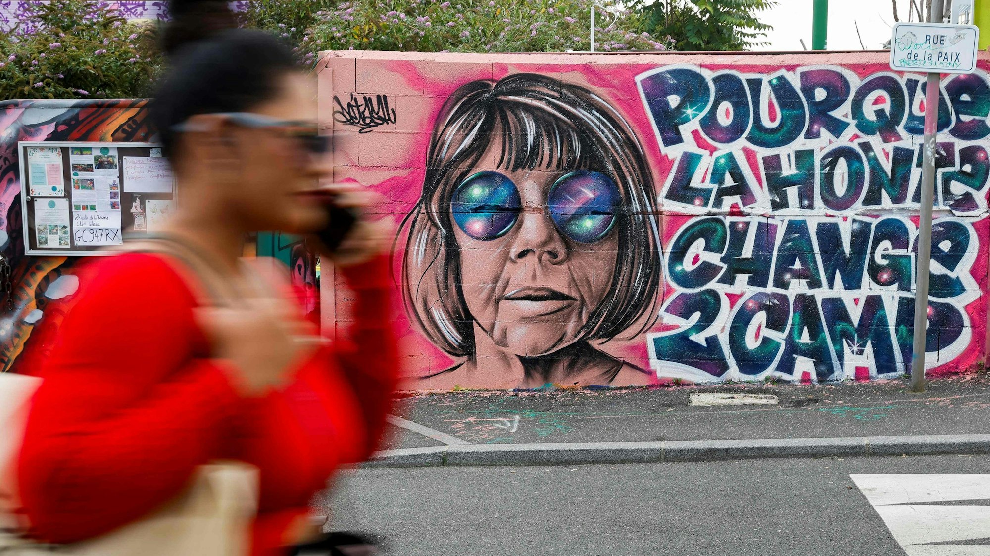 Ein Graffiti mit dem Slogan „Die Scham muss die Seite wechseln“ ist in Paris zu sehen.
