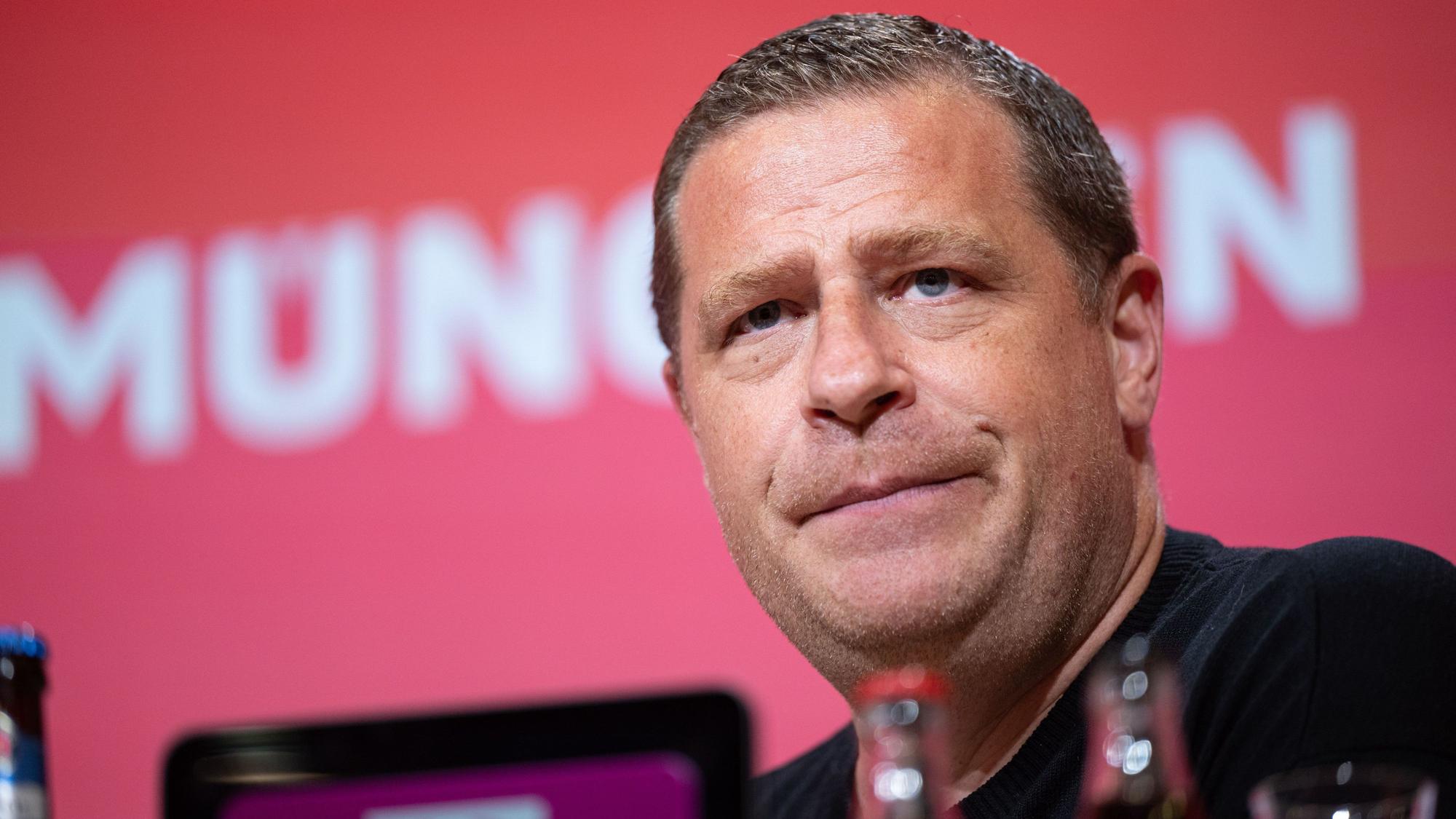 Max Eberl, Sportvorstand beim Bundesligisten FC Bayern München, verfolgt die Pressekonferenz zur Vorstellung von Neuzugang J. Palhinha im Presseclub der Allianz Arena.