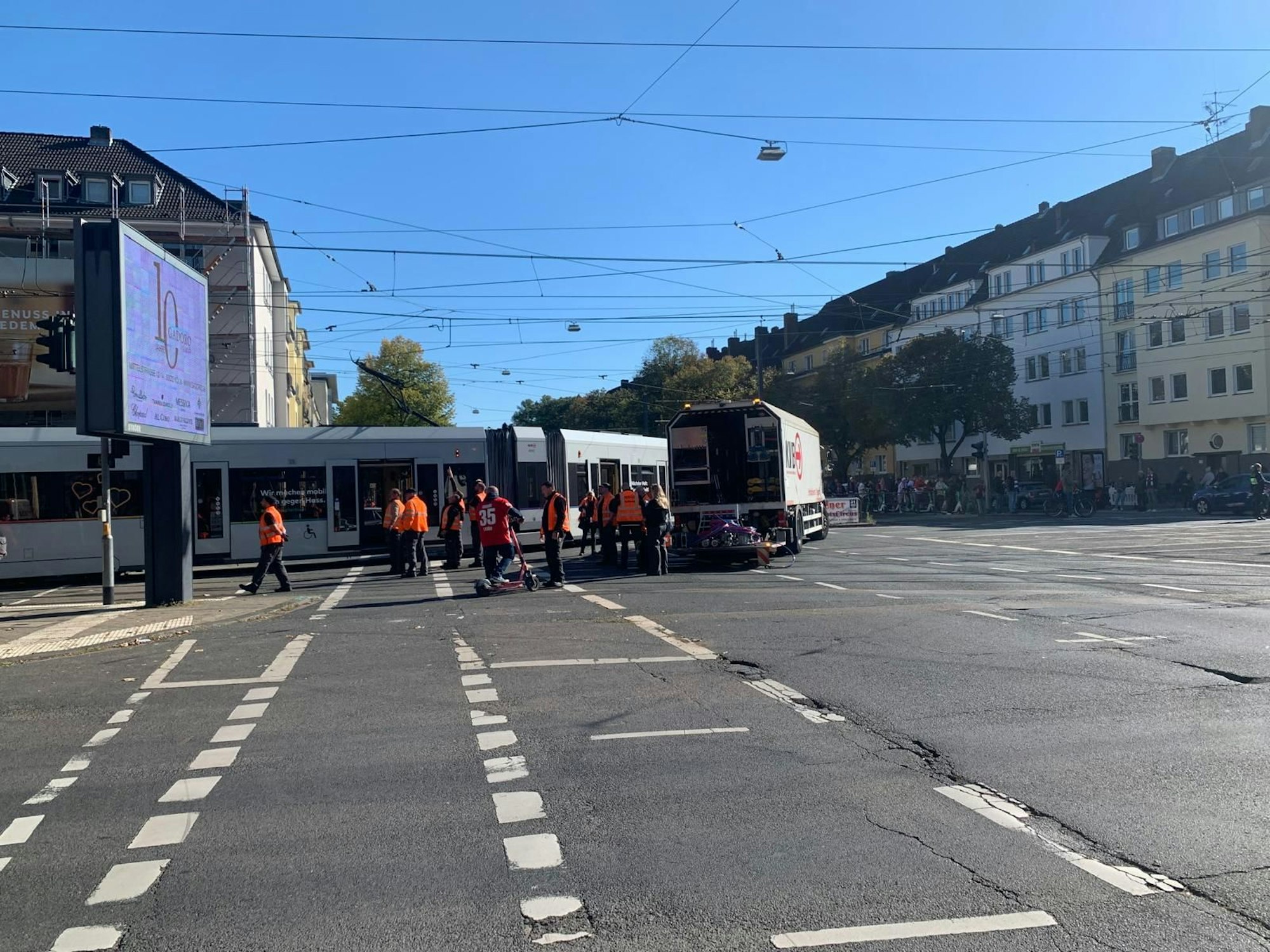 Eine KVB-Bahn steht auf einer Kreuzung.