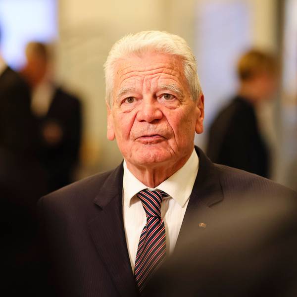 Altbundespräsident Joachim Gauck spricht während eines Interviews in Kiel.