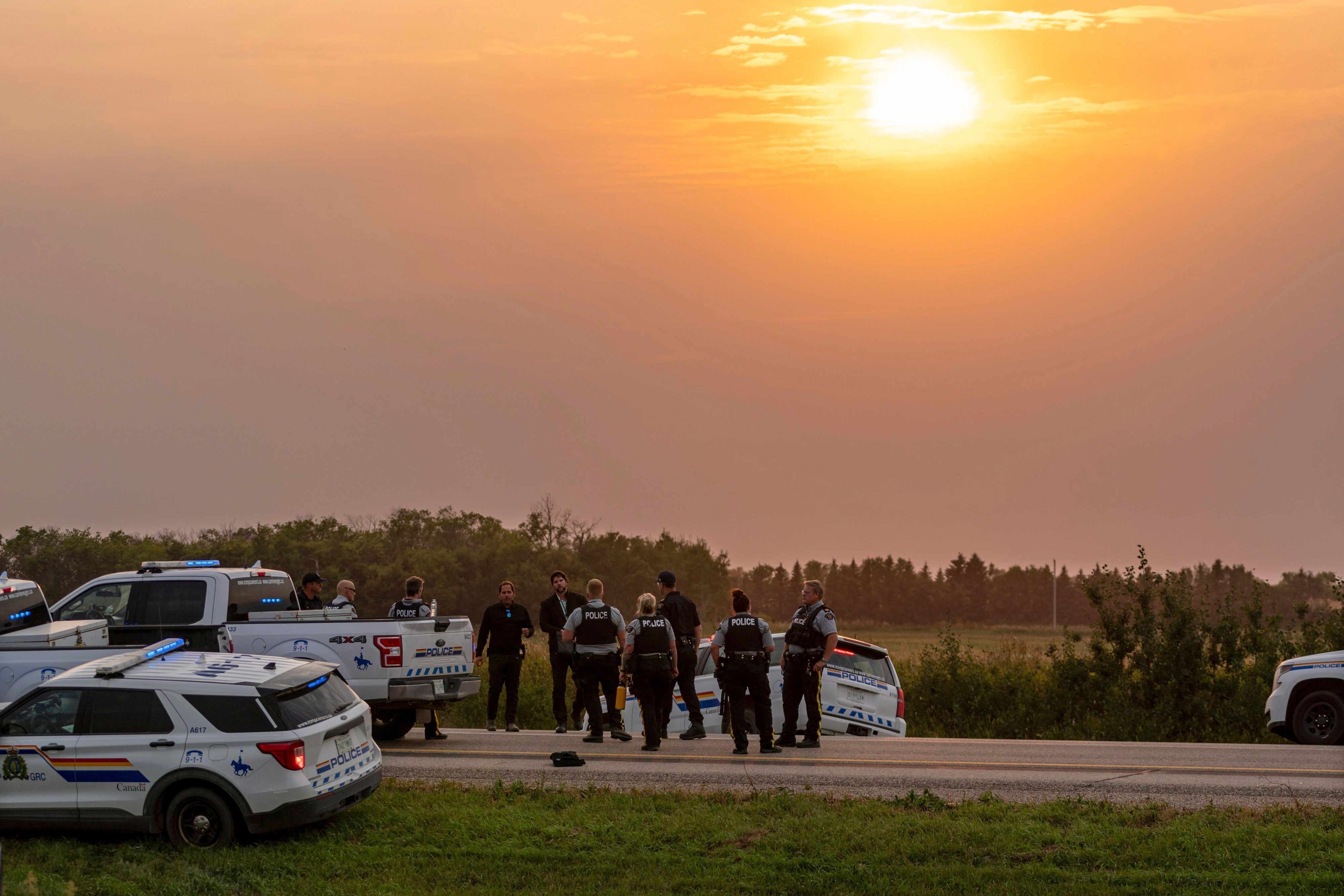 Polizei und Ermittler versammeln sich an einem Tatort in Kanada.