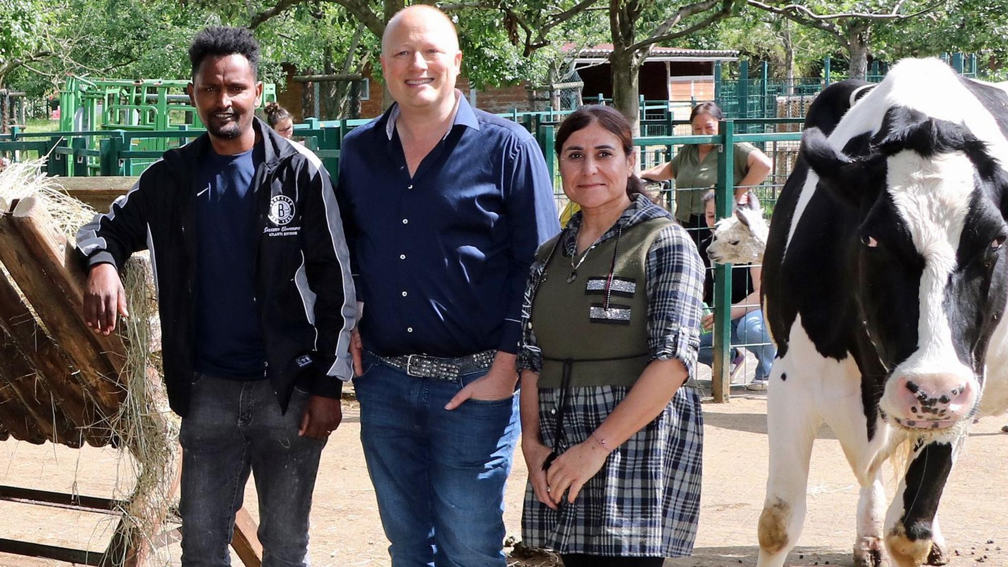 Peter Zens mit seinen Mitarbeitern Tekle Araya und Ameena Oso.