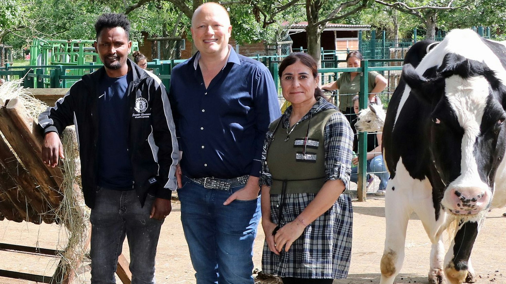 Peter Zens mit seinen Mitarbeitern Tekle Araya und Ameena Oso.